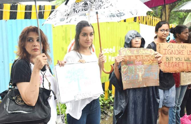 Shraddha Kapoor shared pictures of herself from the rally at Aarey Colony region. She is championing to save the Aarey Forest, which are the lungs of Mumbai.
In picture: Shraddha Kapoor seen protesting with others to save Aarey.