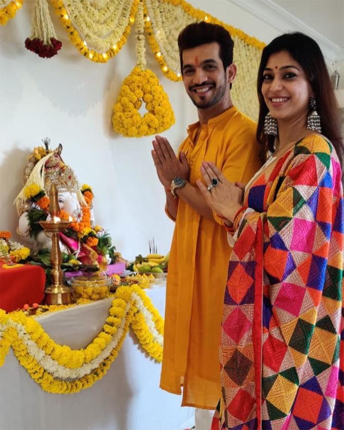 Television heartthrob and host Arjun Bijlani also celebrated the festival with wife Neha Swami, brother Niranjan Bijlani and son Ayaan Bijlani. The pictures that the actor shared on his Instagram account will ignite the festive vibe within you. The Naagin actor wished everyone through his Instagram account. Actress Mouni Roy was amongst the first visitors at Bijlani's place.