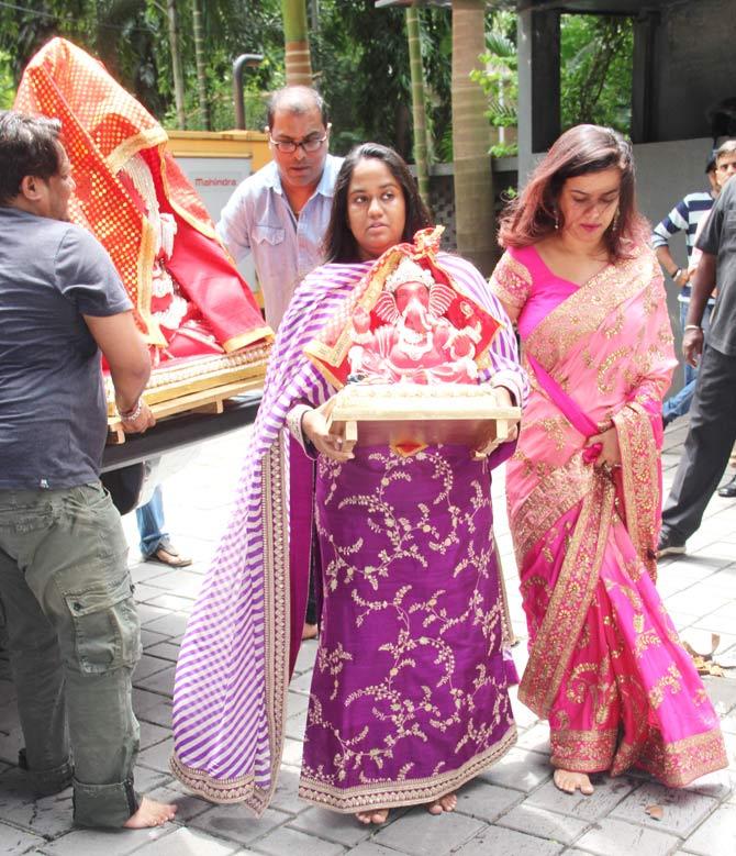 Like every year, Arpita Khan Sharma got Lord Ganesha's idol at her residence in Khar. She looked pretty in a purple ensemble that she opted for the Ganesh Aagman. Her mother, Salma Khan, along with elder sister, Alvira Agnihotri were present with Arpita.