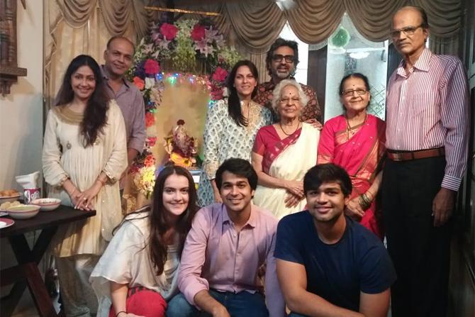 Here's a picture of filmmaker Ashutosh Gowariker with his entire family. The true essence of celebrating any festival is only with the family. 