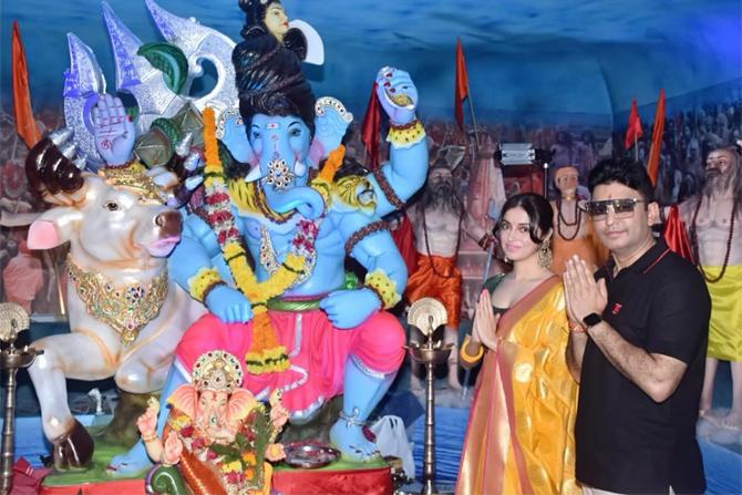 T-series' head honcho Bhushan Kumar visited a Ganpati pandal with his gorgeous wife Divya Khosla Kumar. Bhushan, who is often spotted wearing a simple outfit, chose to wear a black t-shirt with denim while the lady radiated beauty in green and yellow ethnic wear.