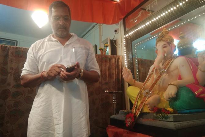 Nana Patekar is often known to lay low and stays away from the glamour world apart from films. The actor welcomes Ganesha home every year. This time too, the Krantiveer actor brought the Ganpati idol home. The idol is an eco-friendly one.