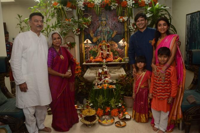 Veteran actor Suresh Oberoi also celebrated Ganesh Chaturthi with wife Yashodhara Oberoi, son Vivek Oberoi, daughter-in-law Priyanka Alva Oberoi and his grandchildren. The Oberois even performed 'Satyanarayan Puja' on the first day. The family brings the idol home for one-and-a-half-day. Vivek shared the family portrait on his Instagram account and wrote: 