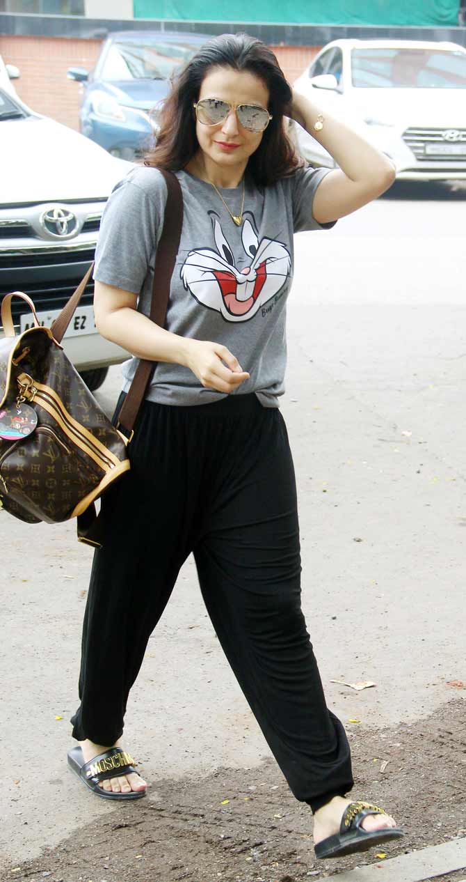Ameesha Patel, Nidhhi Agerwal, Swara Bhasker, Sudeep Khicha and Ishaan Khatter were spotted by the shutterbugs in Juhu, Mumbai. All pictures/Yogen Shah