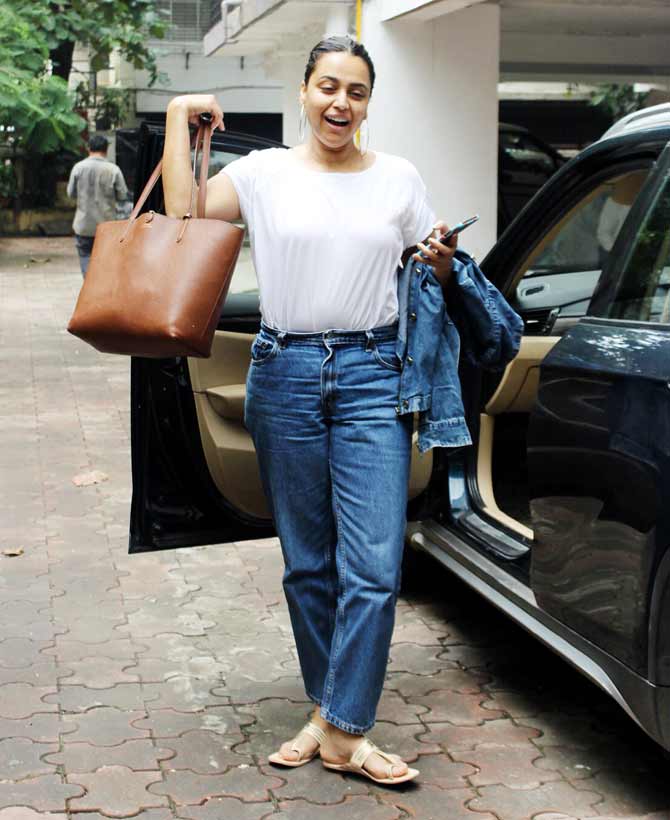 Swara Bhasker was clicked by the shutterbugs in Juhu at her cause best. Her basic white t-shirt, paired with boyfriend pants and a denim jacket was a perfect pick for this monsoon weather.