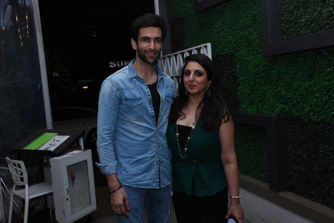 Nandish Singh struck a pose with the birthday girl Munisha Khatwani. Munisha looked pretty in a lush green blouse paired with black trousers. 