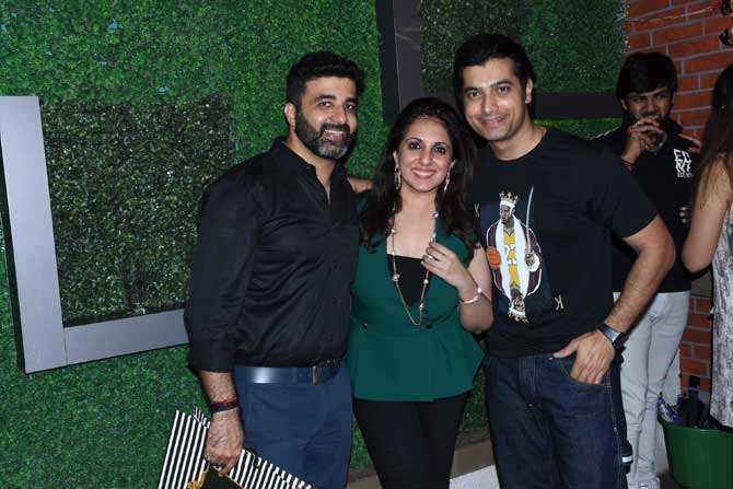 Sameer Thakur and Ssharad Malhotra with Munisha Khatwani posed for the shutterbugs at the party.