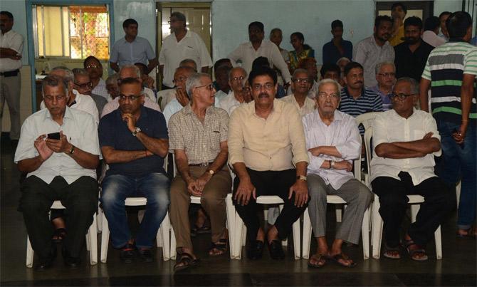 Many prominent former cricketers such as Sunil Gavaskar, Dilip Vengsarkar, Vasudev Paranjpe and his son Jatin Paranjpe, Milind Rege, Journalist turned MP Kumar Ketkar, MCA secretary Navin Shetty, Ravi Sawant and commentator Harsha Bhogle attended the funeral