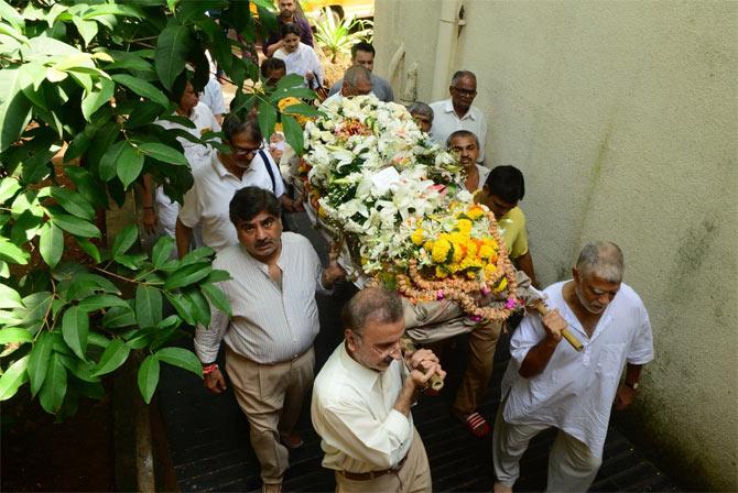 Many cricketers such as Sachin Tendulkar, Vinod Kambli, Mohammad Kaif, Wasim Jaffer and others took to social media to pay tribute to the late Madhav Apte