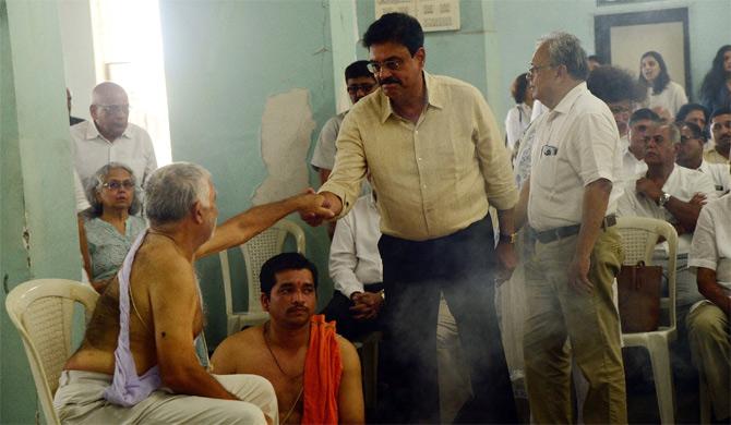 In picture: Former cricketer and captain Dilip Vengsarkar greets the 'Pandit' who performed the rituals at Madhav Apte's funeral