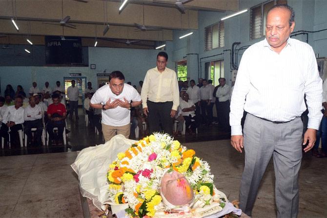 In picture: Sunil Gavaskar, Ravi Sawant and MCA secretary Navin Shetty pay their respects to Madhav Apte at the funeral