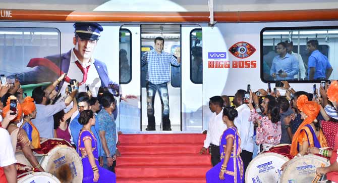 One of the most anticipated shows on Indian television, Bigg Boss, is back with its 13th season. The reality-based television show is making headlines for all the right reasons this time around! With drama at its peak and a high dose of entertainment, the makers of Bigg Boss kickstarted the event in Andheri, Mumbai. All pictures/Yogen Shah