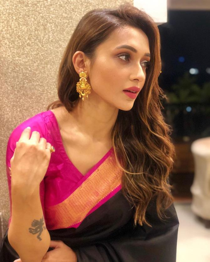 In this picture, actress-turned-politician Mimi Chakraborty shows off her love for the colour black in an ethnic black cotton saree and she complimented the saree with a pink blouse and left her long coloured tresses open, thereby giving her a natural elegant look. Mimi captioned it: Love for Kanjivarams with heart emojis!