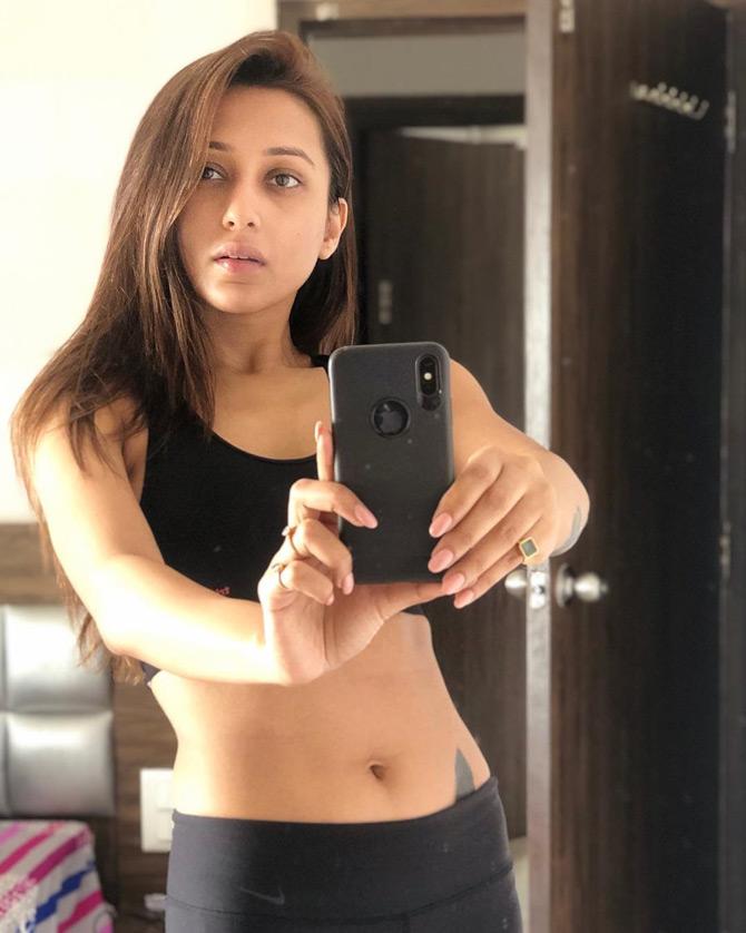 Mimi Chakraborty shared this stunning picture of herself post a workout session. In the pic, Mimi is seen flaunting her perfectly toned body in all-black gym attire. Mimi captions this one: Let ur heart-mind nd skin breathe...