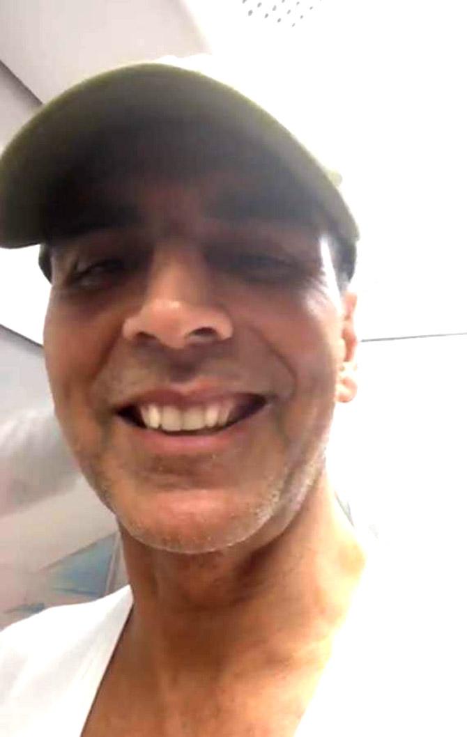 Akshay Kumar, who is currently shooting for his upcoming thriller drama Laxmmi Bomb, was shooting in Ghatkopar on September 18. The actor, who had to reach Versova at the peak hours, ditched his car and opted for Mumbai Metro to reach sooner. Not only this, but Akshay also shared a video on social media to share his experience with the fans on how he got stuck in a jam and decided to take the Mumbai Metro. When the actor was at a loss as to how he might reach his destination, Raj Mehta, his director of the upcoming film Good Newwz, suggested Akshay could try a ride on the Metro, and that it would save his time.