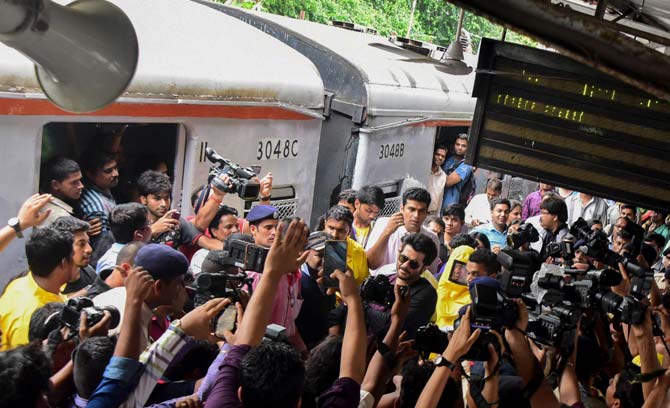 Anil Kapoor took a local train from Churchgate in Mumbai to promote popular TV drama series 24: Season 2.