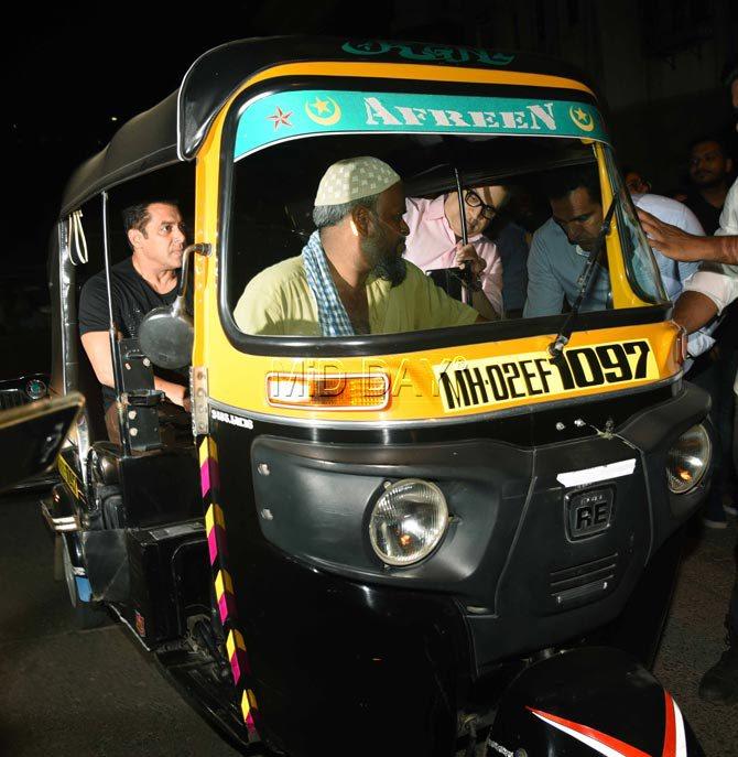 Salman Khan has to be first on the list when it comes to taking an auto ride while travelling for work! Salman Khan ditched his regular luxury car drive for an auto-rickshaw ride back from the Mehboob Studio in Bandra to his home. He was accompanied by filmmaker Ramesh Taurani.