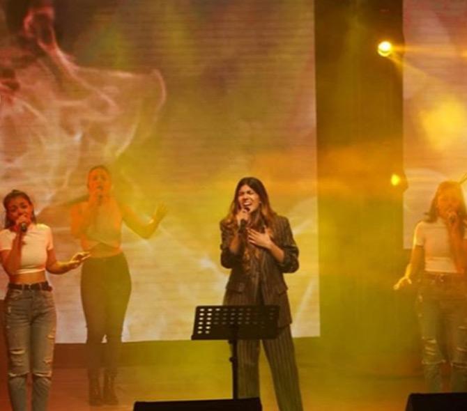 Ananya Birla, who is well known for her chic and fashionista choices, and recently launched her own clothing line, was seen entertaining the audience with her sensational performance as the crowd tapped their feet to her tunes during the musical concert in Kolkata