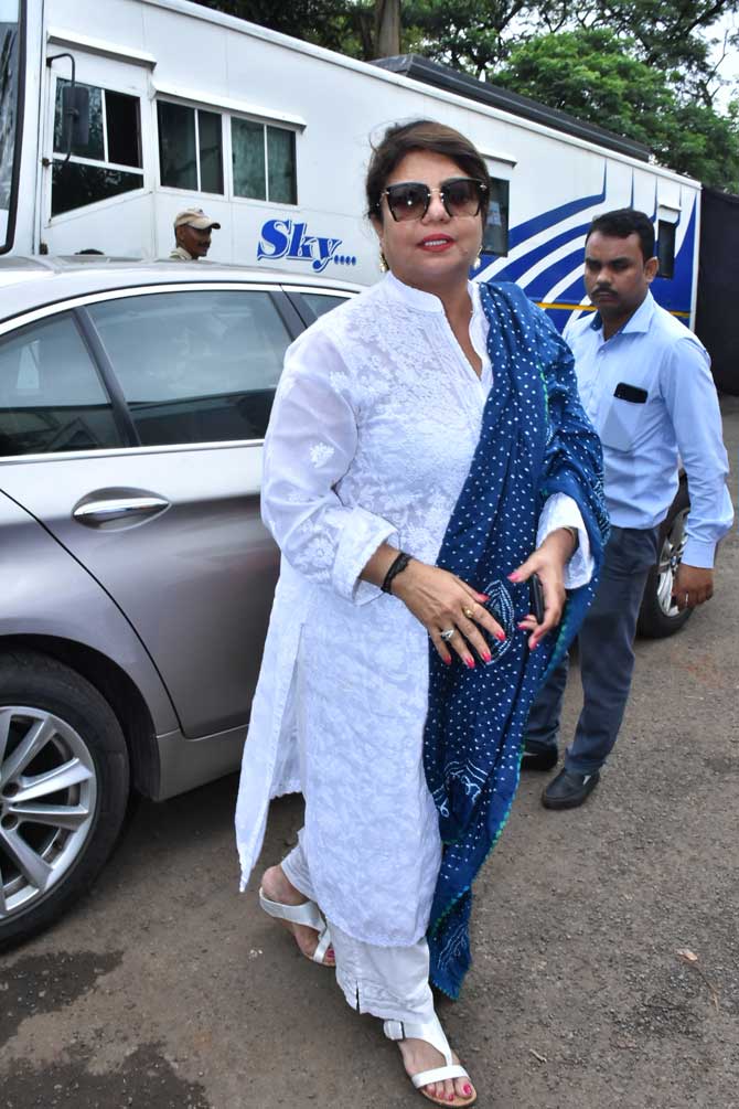 Priyanka Chopra's mother, Madhu Chopra, was also seen on the sets of Dance India Dance. She looked lovely in a white kurta set with a blue dupatta.