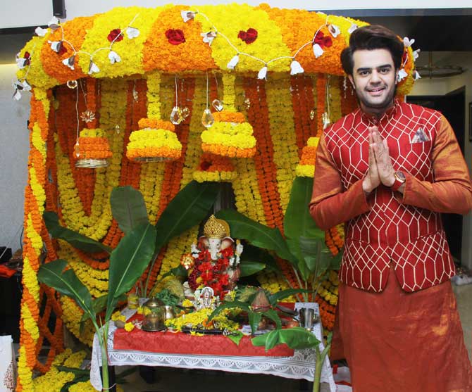Maneish Paul also welcomed Lord Ganesha at his residence in Mumbai.