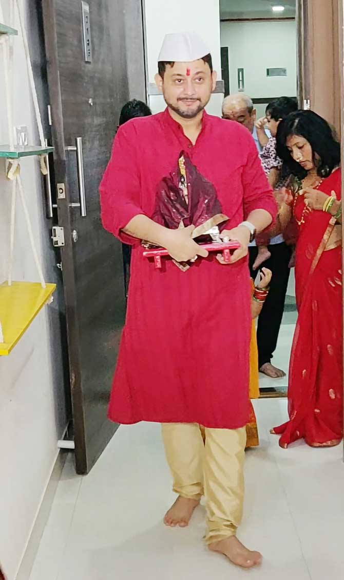 popular Marathi actor Swwapnil Joshi also welcomed Lord Ganesha at his Mumbai residence. The actor, like every year, celebrated the festival with his near and dear ones.