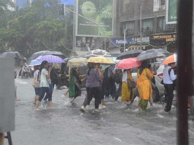 In the picture, commuters walk through the flooded area in Ville Parle
(Picture courtesy/Sneha Kharabe)
