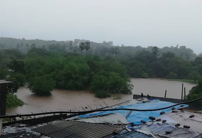 Due to incessant rainfall on Wednesday, waterlogging was reported at Filter pada near Powai post Vihar dam overflow
(Picture courtesy/Amit Pathak)