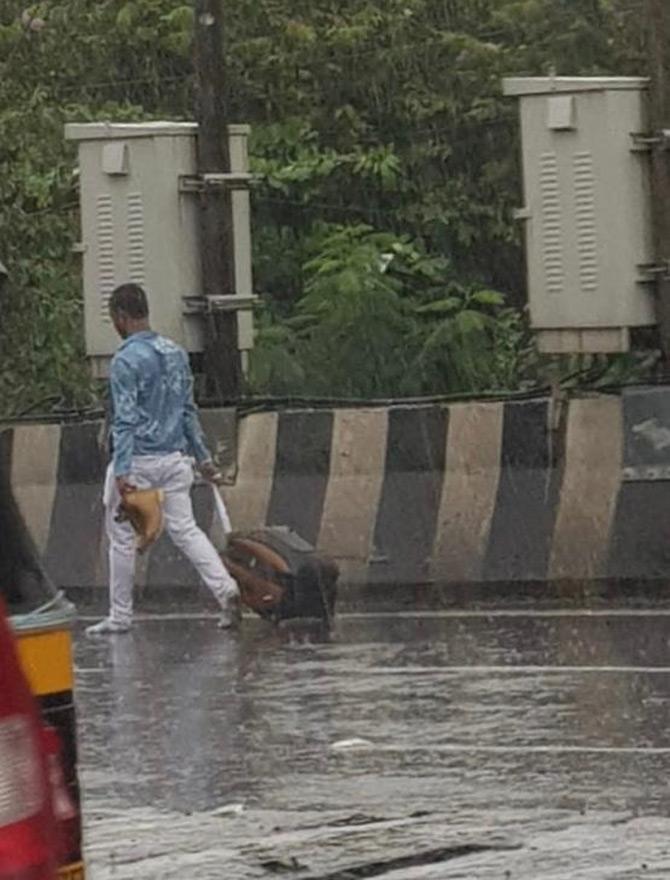 In the picture, a man walks towards Mumbai airport. Due to the waterlogging, many passengers have seen walking to the airport
(Picture courtesy/Tracy B)