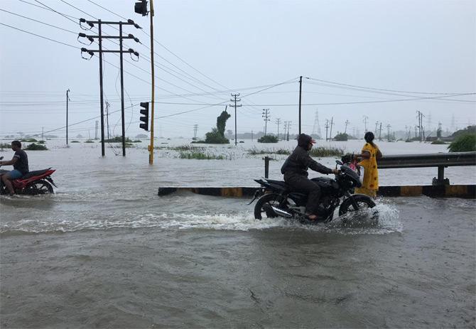 In the picture, the flooded streets outside Vasai Evershine City
(Picture courtesy/Samiullah Khan)