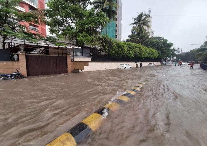 In the picture, waterlogging begins in Juhu
(Picture courtesy/Satej Shinde)