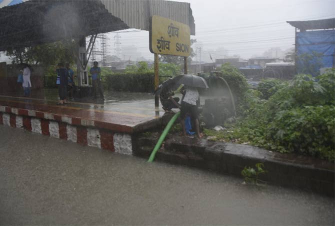 Waterlogging reported at Sion station due to the intense rainfall on Wednesday
(Picture courtesy/Sneha Kharabe)