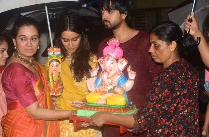 The entire family was all elated about the celebration, and they bid adieu the Lord in a traditional way of dancing and singing aarti on their way to the visarjan.
In picture: Padmini Kolhapure, Shraddha Kapoor and Priyank Sharma at their Ganesh Visarjan.