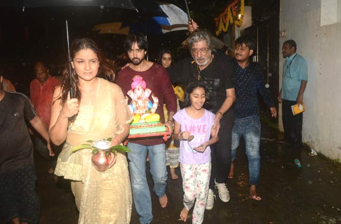 Shraddha Kapoor has a choc-o-block schedule with back to back releases in the coming year. The actress is also a part of Remo D'Souza's dance drama Street Dancer 3D.
In picture: Tejaswini Kolhapure, Shakti Kapoor and Priyanka Sharma at their Ganesh Visarjan in Juhu.