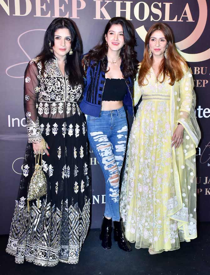 Maheep Kapoor, Shanaya Kapoor and Bhavna Panday walked in together for Abu Jani and Sandeep Khosla's 33 years of celebration. While Maheep opted for a black Anarkali ethnic wear, Bhavna donned a yellow and white floral outfit. Shanaya Kapoor kept it casual with a black crop top, distress denim and a jacket for the event.