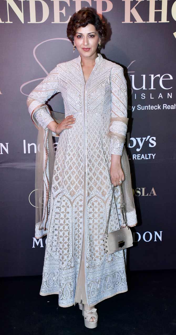 Sonali Bendre opted for a white and beige coloured ethnic wear to attend Abu Jani and Sandeep Khosla's 33 years of success.