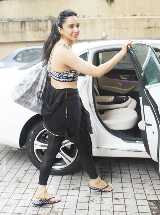 Kiara Advani opted for a printed sports bra, which she paired with black yoga pants and slippers for the workout session. On the professional front, Kiara was last seen in Shahid Kapoor in Kabir Singh.