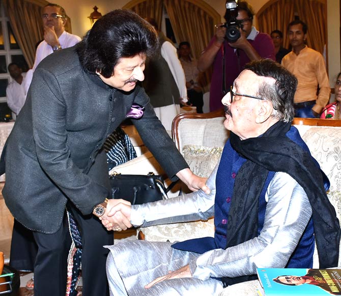 Pankaj Udhas greeted actor and now author Parikshit Sahni at the event. Pankaj Udhas later tweeted his experience of attending the event; he wrote, 