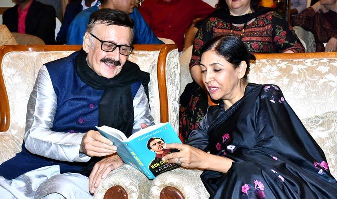 Deepti Naval and Parikshit Sahni were clicked discussing the book. Balraj Sahni was a widely admired actor known for films like Dharti Ke Lal, Do Bigha Zameen, Kabuliwala and Garam Hawa.