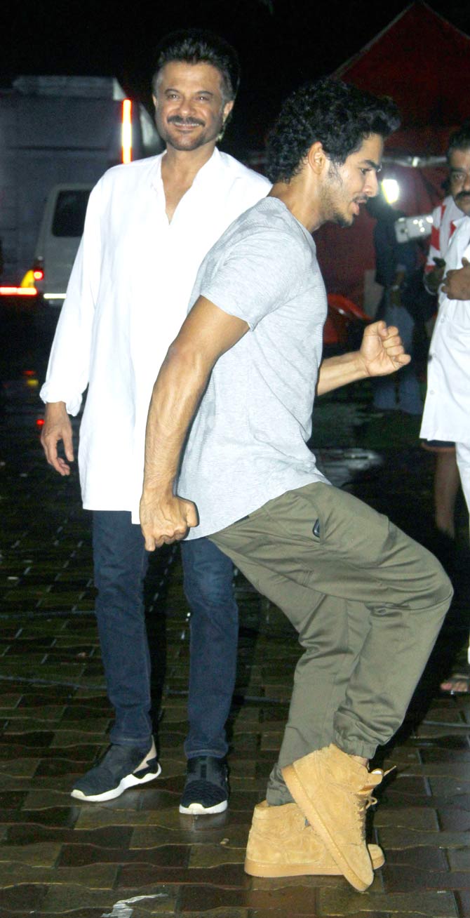 For the shoot, Anil Kapoor opted for a simple white kurta, denim and black shoes, while Ishaan looked cool in grey t-shirt, jeans, and brown footwear. The Dhadak star proved his presence by showing off his dancing skills.