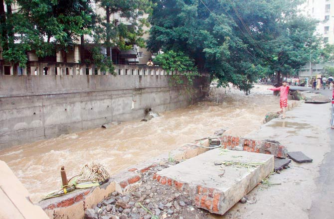 Ambil Odha floods housing localities in Sahkar Nagar, Pune. Pic/Mandar Tannu