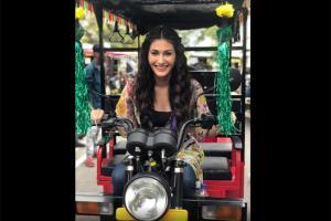 Prassthanam: Amyra Dastur drives 'tuk-tuk' like a professional