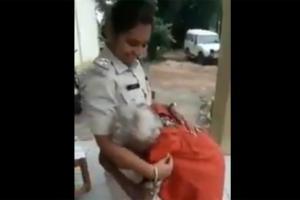 Cop gifts clothes to elderly woman; leaves netizens emotional