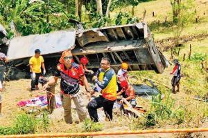 20 killed as truck falls off cliff in Philippines