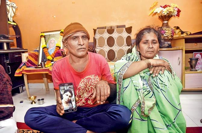 Parents show picture of Smita on their mobile phone