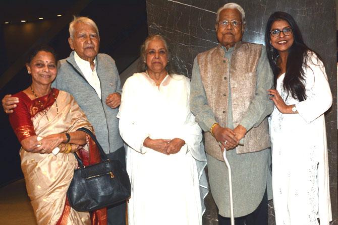Viju Khote with Shubha Khote, Bhavana Balsavar, Ramesh Dev and Seema Dev