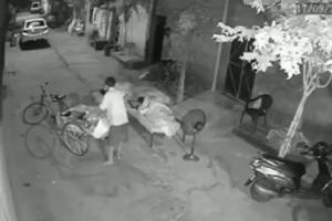 Daring child kidnapping act on cycle cart caught on camera!