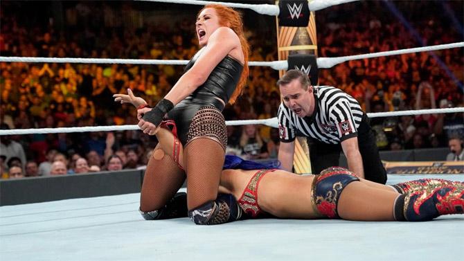 Becky Lynch vs Sasha Banks for the Raw women