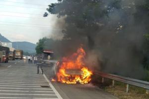 Car catches fire at Mumbai-Pune expressway