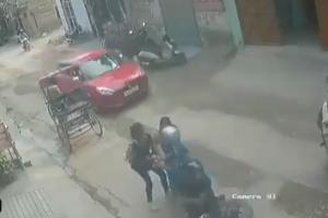 Woman thrashes chain snatcher on Delhi street, Twitterati applauds