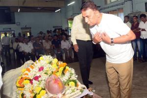 Madhav Apte's funeral: Sunil Gavaskar, Dilip Vengsarkar pay respects